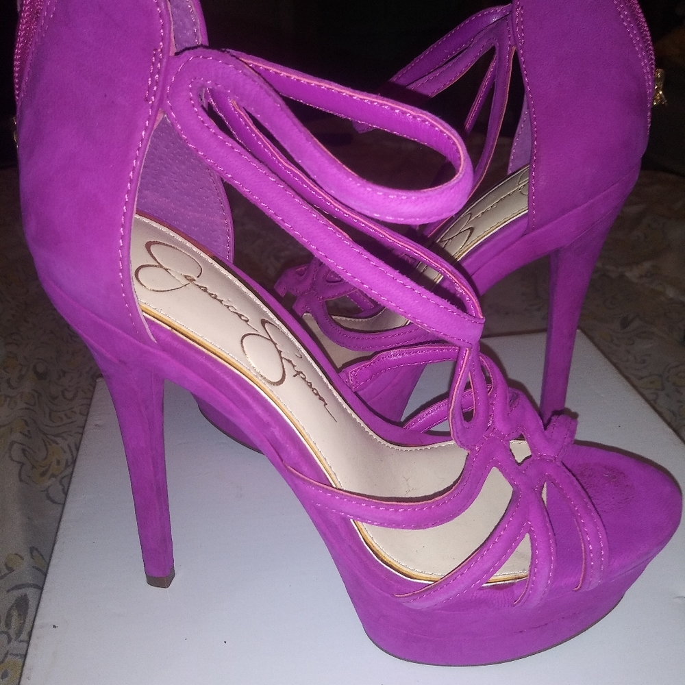 Selling a beautiful purple heel